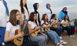 Minikler anneler için hem çaldı hem söyledi