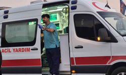 Motosiklet otomobile çarptı: 2 yaralı