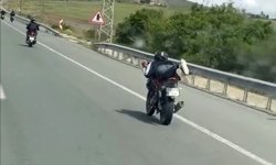 Motosikleti uzanarak süren şahıs, canını hiçe saydı
