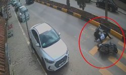 Motosikletteki 2 kişinin yere savrulduğu anlar kamerada