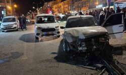 Muradiye'de 3 araç çarpıştı