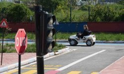 Öğrenciler trafiği sahasında öğrendi
