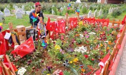 Okul saldırısında hayatını kaybeden çocukların ziyaretçileri eksik olmuyor