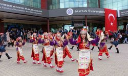 Oltu'da üniversitelilerin mezuniyet coşkusu