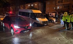 Önlem alınmadı, yağmurda çöken yolda araçlar çukura girdi