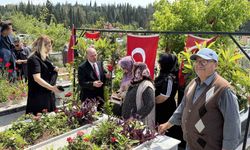 Osmaniye'de şehit kabirlerine karanfil bırakıldı