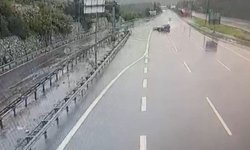 Otomobil bariyerlere ve araca çarptı