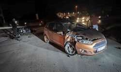 Otomobil ile çarpışan motosiklet sürücüsü ağır yaralandı... Kaza anı kamerada
