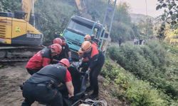 Rize'de iş kamyonu devrildi: Sürücü öldü