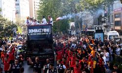 Şampiyon Galatasaray üstü açık otobüsle şehir turu attı