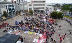 Samsun'da yağmur altında 1 Mayıs kutlaması