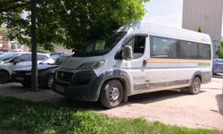 Servis aracının çarptığı yaşlı adam yaralandı
