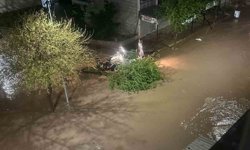 Siverek'te dolu ve sağanak hayatı felç etti