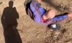 Sokakta uyuyan yaşlı adamın yüzüne tekme atıp paylaşan 2 şüpheli gözaltında