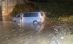 Suya gömülen araçta anne ve oğlu mahsur kaldı, ekipler seferber oldu
