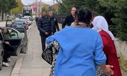 Tanığın verdiği ifadeyi beğenmeyen sanık yakınları hırsını kadın gazetecilerden çıkardı