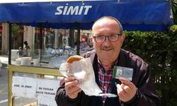 Tezgahı küçük, gönlü büyük engelli simitçi