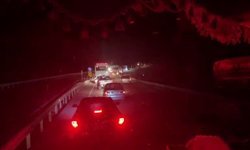 Tır devrildi, yol 3 saat ulaşıma kapandı