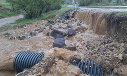 Tomarza'da sağanak etkili oldu, ana yol sular altında kaldı