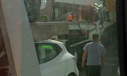 Trafik ışıklarında duramayan tır, otomobil yüklü tıra çarptı: 1 yaralı