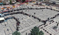 Ücretsiz olduğunu duyan koştu, saatler öncesinden sıraya girdiler: Fide kuyruğu havadan görüntülendi