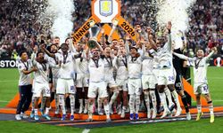 UEFA Avrupa Ligi şampiyonu Aston Villa kupasını aldı