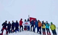 Uludağ'da mayısta kar sürprizi: 2 metre karda Türk bayrağı dalgalandı