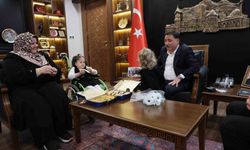 Vali Çiçek tatlı isyanıyla yüzleri güldüren Rüveyda'yı makamında ağırladı