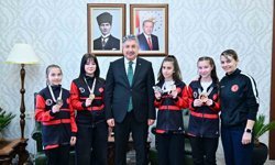 Vali Yılmaz, sporcu Gülsena Karakuyulu ve öğrencilerini makamında ağırladı