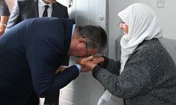 Vali Yılmaz'dan 84 yaşındaki Ayşe Ayti'ye bayram ziyareti