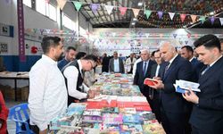 Vali Zorluoğlu Çermik kitap fuarını ziyaret etti