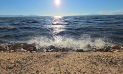 Van'da etkili olan rüzgar Van Gölü'nü coşturdu, dalgalar sahili tokatladı