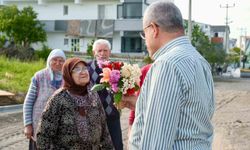 Vatandaşlar Başkan Elbi'yi, çiçeklerle karşıladı