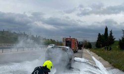 Yanan araca itfaiye müdahale etti