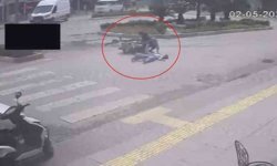 Yaya geçidini kullanan bisiklete motosiklet çarptı: 2'si çocuk 3 yaralı