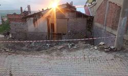 Yıkılan metruk evde oynayan çocuklar kurtuluş savaşına ait olduğu değerlendirilen el bombası buldu