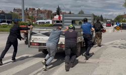 Yolda kalan kamyonetin imdadına polis ve sürücüler yetişti