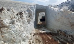 Yüksekova'da 8 metrelik kar tünelleri: İş makinesi içinde kayboldu