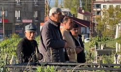 Yüksekova'da vatandaşlar bayram namazı sonrası mezarlıklara akın etti