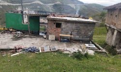 Zonguldak'ta çıkan yangın yaşlı çiftin evini küle çevirdi