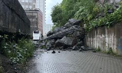 Hopa'da yağış sonrası heyelan: Dev kayalar yolu kapattı