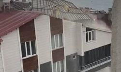 Ahlat'ta fırtına çatıları uçurdu