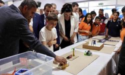 Akçadağ Belediyesi'nin desteğiyle yenilenen okul sıraları öğrencilere teslim edildi
