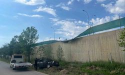 Alkollü sürücünün kullandığı araç askeri birliğin bahçesine uçtu