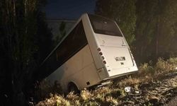 Ankara'da servis aracı yol kenarına devrildi: 8 yaralı