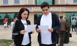 Anne oğul bitişik sınıflarda sınava girdi