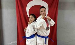 Anne ve kızı minderde birlikte şampiyonluklara koşuyor
