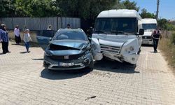 Antalya'da okul servisi otomobille çarpıştı: 7'si anaokulu öğrencisi 9 yaralı