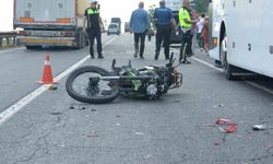 Arızalanan otobüse çarpan motosiklet sürücüsü, otomobilin çarpması sonucu can verdi