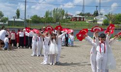 Arpaçay Atatürk İlkokulu'nda yıl sonu şenliği ve mezuniyet coşkusu